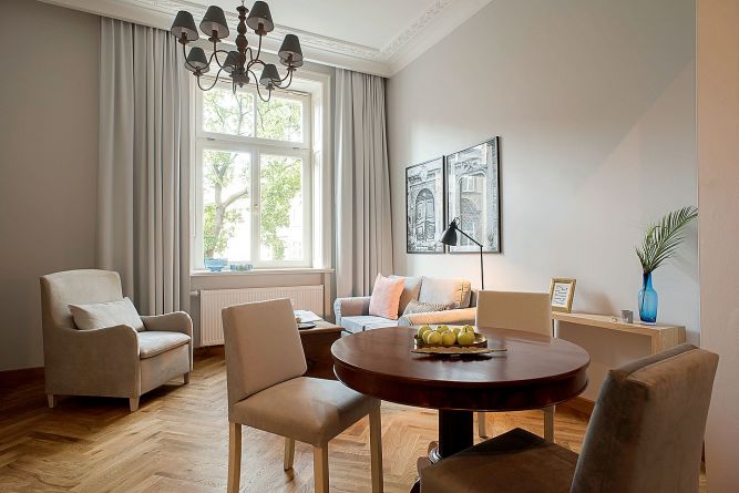 02-belle-epoque-krakow-apartament-z-sypialnia-superior-jadalnia.jpg